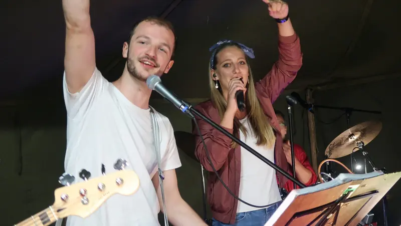 Lukas und Michi jubeln auf der Bühne