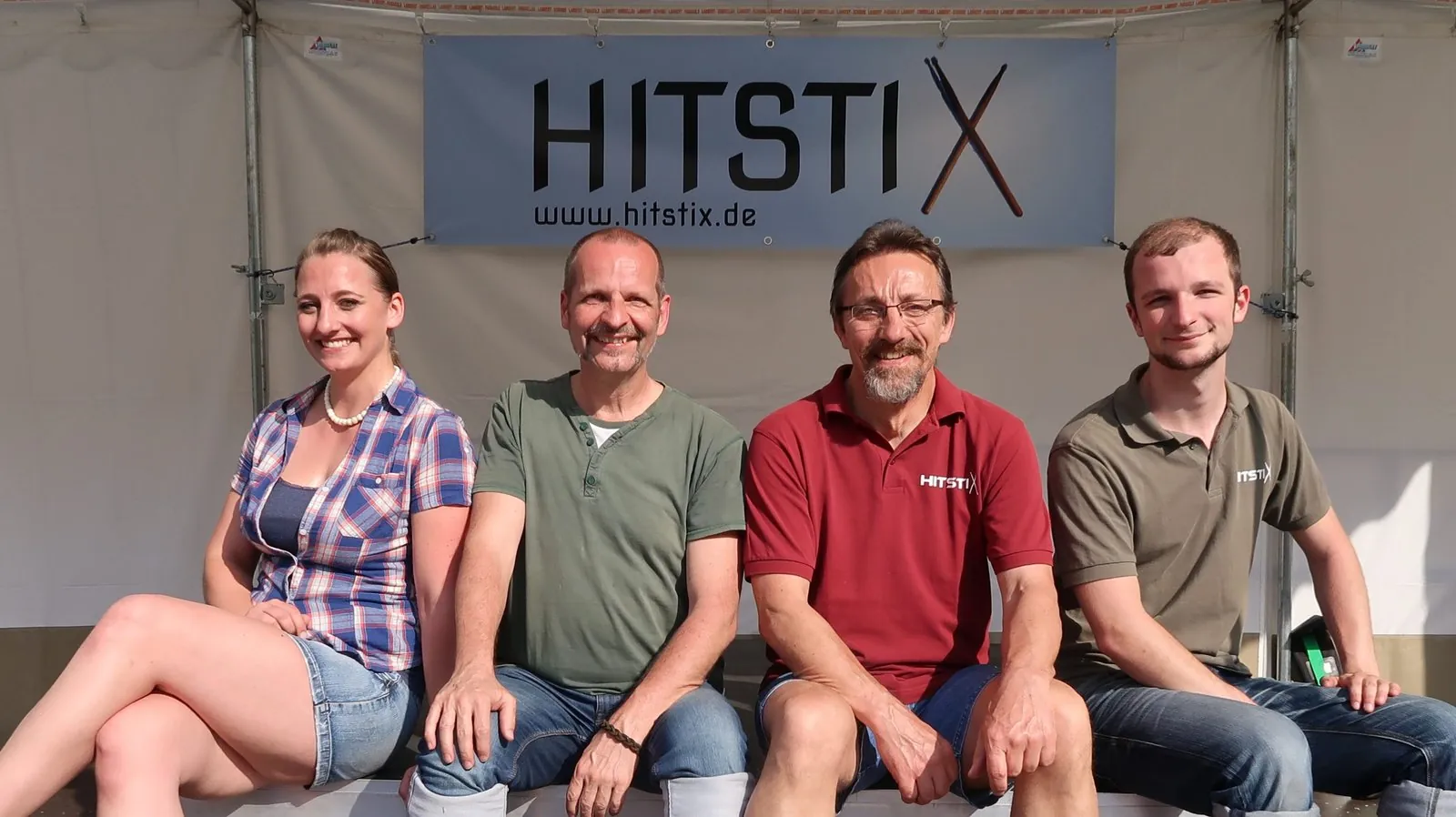 Die Band Hitstix: Michi, Werner, Thomas und Lukas vor dem Bandbanner